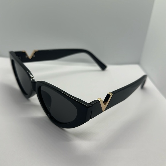 Black Cat Eye Sunglasses Gold V Detail UV Protection Trendy  display picture 2